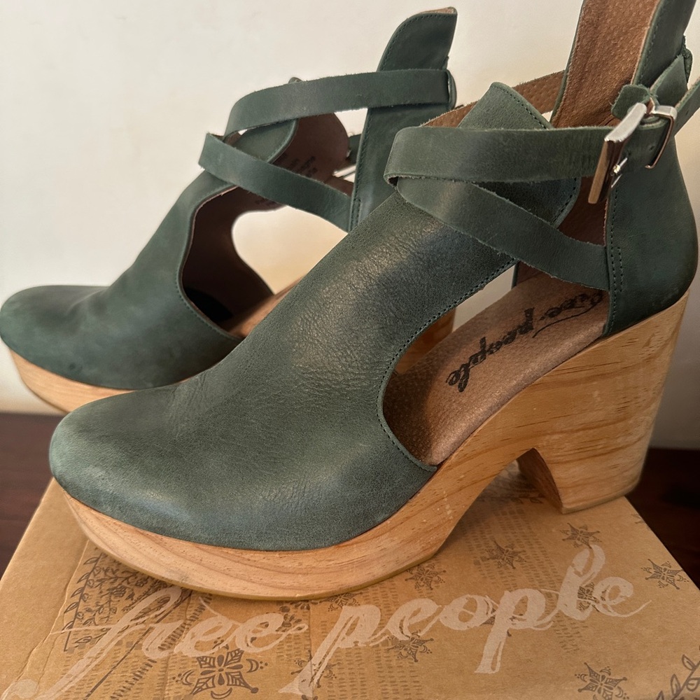 Free People Cedar Clogs. Paris Green Size 40